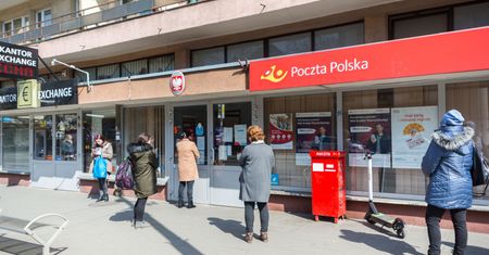 Koronawirus w Polsce. Ministerstwo Cyfryzacji: Poczta Polska nie zajrzy do kopert