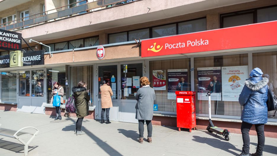 Koronawirus w Polsce. Ministerstwo Cyfryzacji: Poczta Polska nie zajrzy do kopert