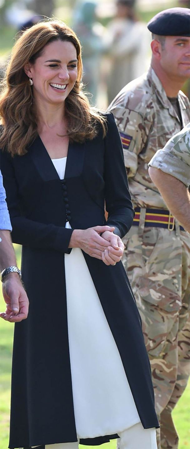 Księżna Kate w biało-czarnym płaszczu