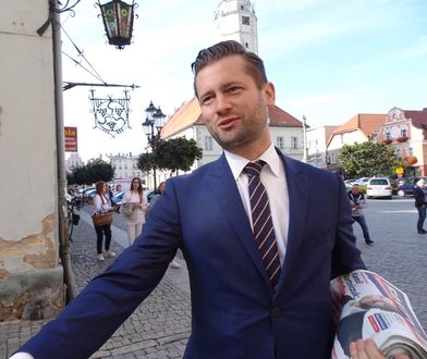 Wyniki wyborów 2019. Poseł Kamil Bortniczuk pokazał dziurawe buty. Tak chodził za wyborcami