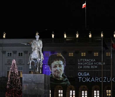 Olga Tokarczuk uczczona w Warszawie. Specjalna iluminacja na Krakowskim Przedmieściu [ZDJĘCIA]