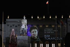 Olga Tokarczuk uczczona w Warszawie. Specjalna iluminacja na Krakowskim Przedmieściu [ZDJĘCIA]