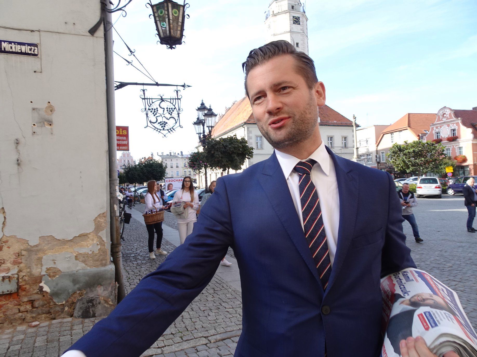 Poseł Kamil Bortniczuk w trakcie swojej kampanii parlamentarnej zużył trzy pary butów.