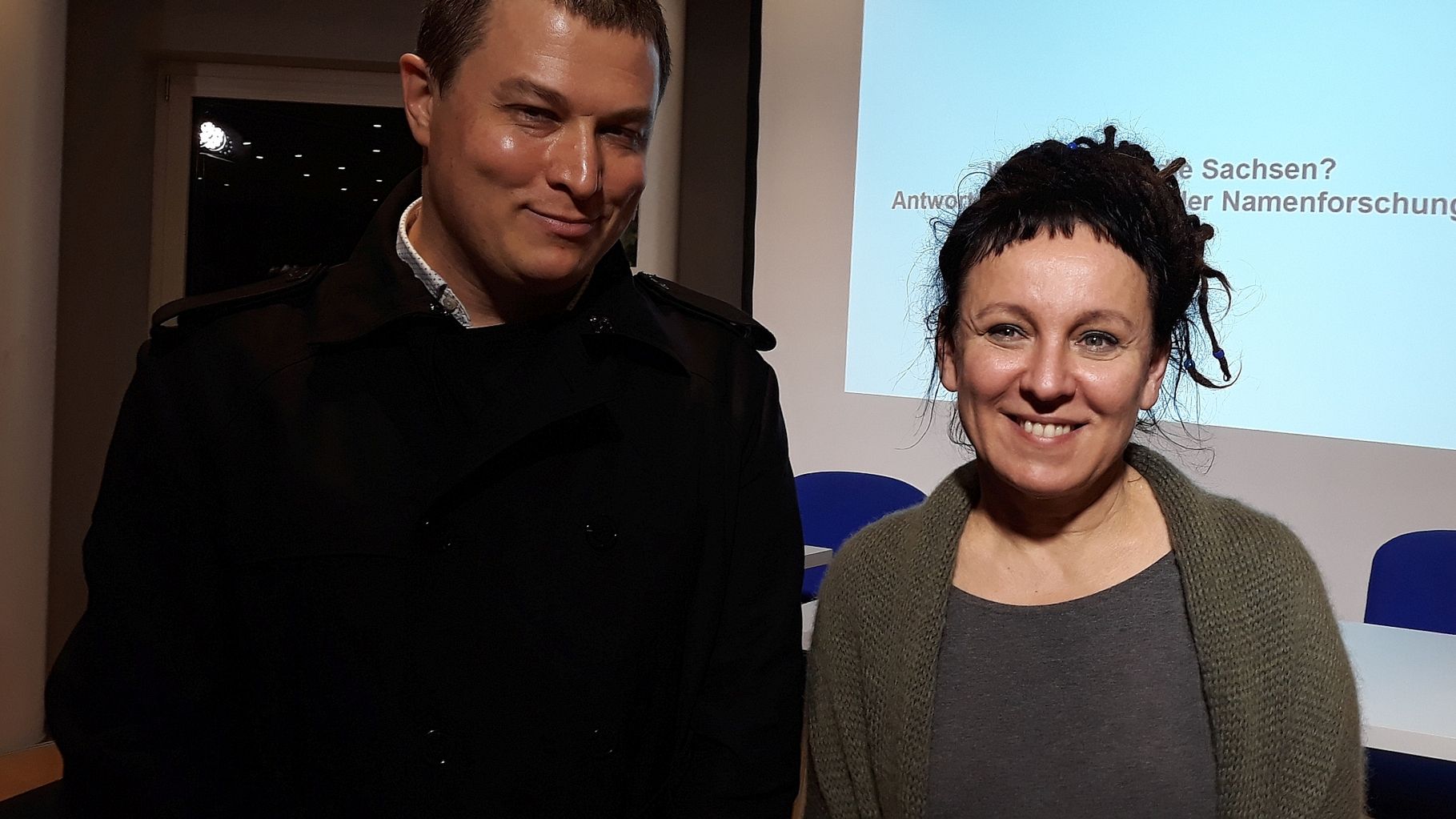 Olga Tokarczuk i autor wywiadu Michał Gostkiewicz na spotkaniu w niemieckim Bielefeld