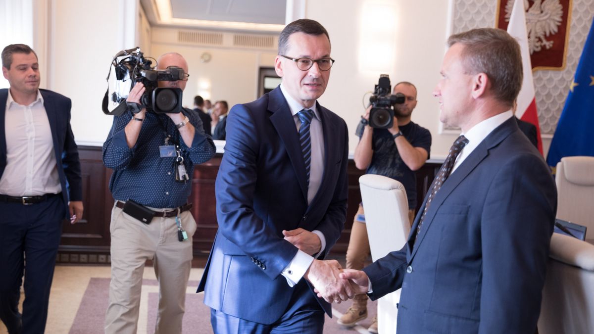 Premier Mateusz Morawiecki i Bartosz Marczuk, były już wiceminister rodziny, pracy i polityki społecznej