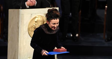 Olga Tokarczuk odebrała nagrodę Nobla. Uwagę zwracało, co miała we włosach