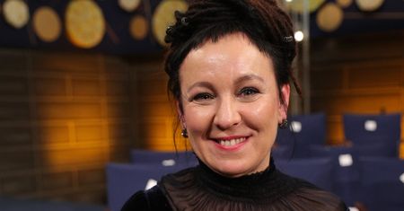 Olga Tokarczuk oddała replikę medalu noblowskiego na WOŚP Jerzego Owsiaka