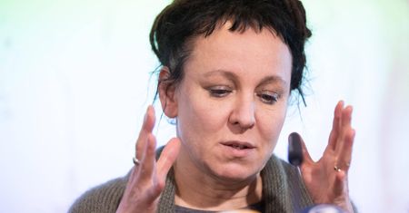 Olga Tokarczuk rzuca "slogany"? Jacek Sasin ma do niej prośbę