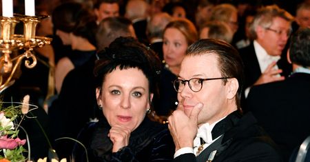 Olga Tokarczuk na bankiecie po ceremonii. Niezwykłe towarzystwo