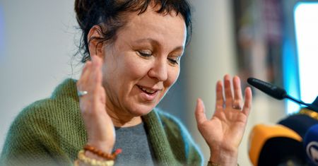Wybory parlamentarne 2019. Wróblewski: "Olga Tokarczuk wykorzystywana w kampanii. Politycy ogrzewają się w blasku Nobla" (Opinia)