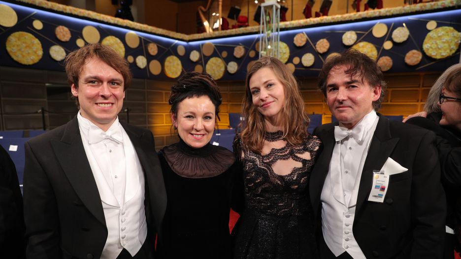 Olga Tokarczuk z mężem, synem i jego narzeczoną.