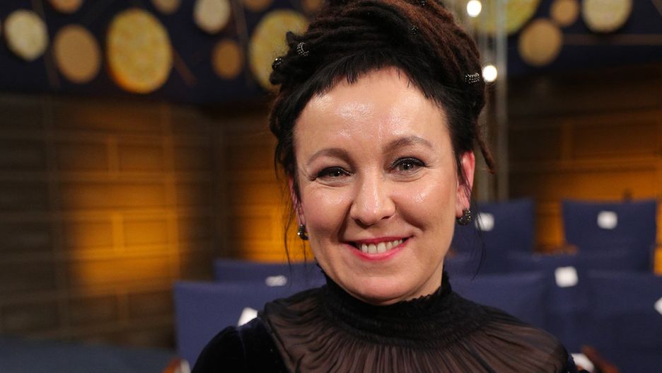 Olga Tokarczuk oddała pierwszą replikę medalu noblowskiego na aukcję WOŚP