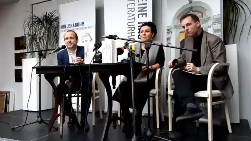 Do tej pory Olga Tokarczuk udzielała wywiadów w Niemczech podczas trasy promocyjnej