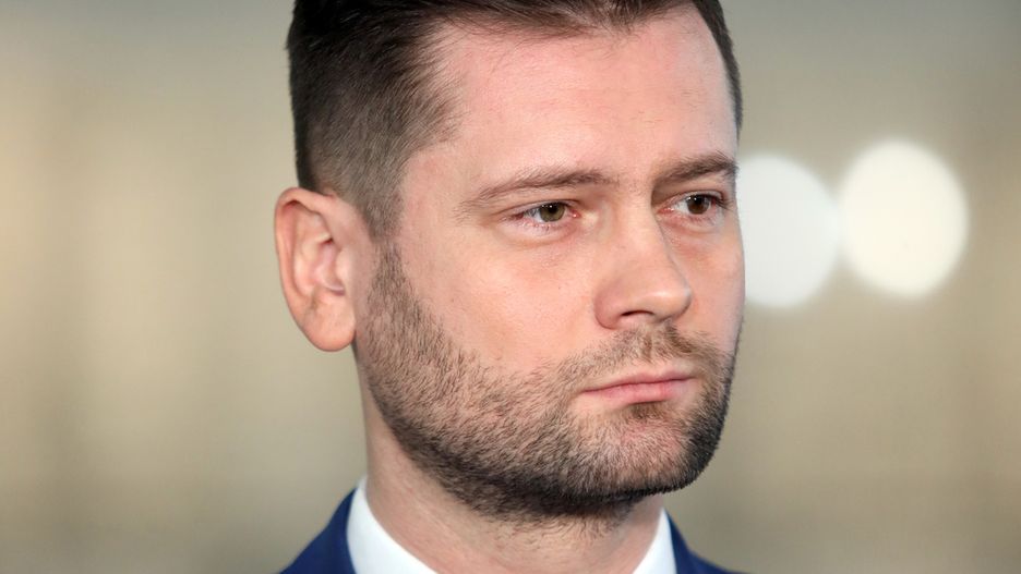 Kamil Bortniczuk na konferencji prasowej partii Porozumienie