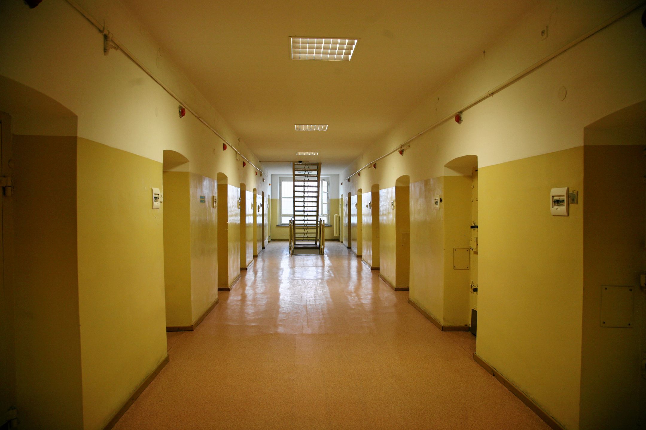 Korytarz i cele w Areszcie Śledczym w Białymstoku. 