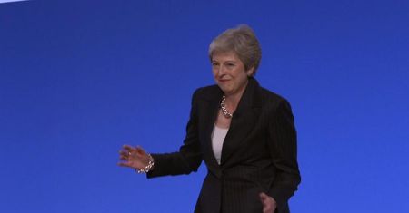 Znowu to zrobiła. Theresa May zaskoczyła na partyjnym wystąpieniu