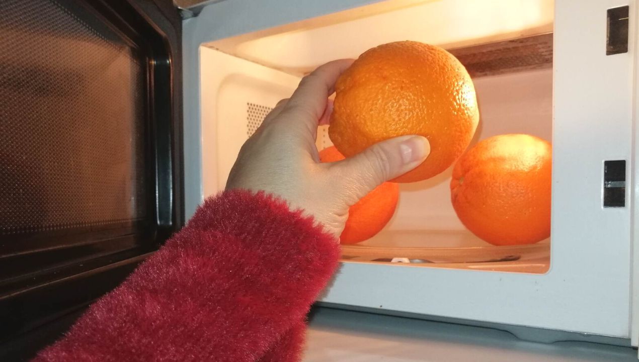 jak usunąć białą skórkę z pomarańczy, fot. genialne.pl