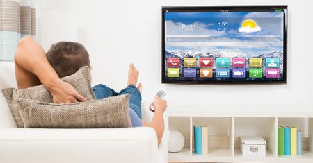 W którym roku powstały stacje telewizyjne w Polsce?