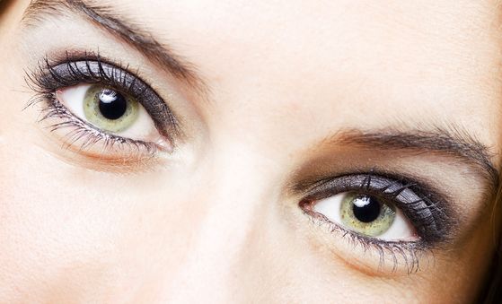 Makijaż zielonych oczu – wybierz kolory, które będą pasować