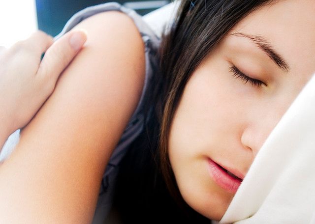 Zapewnij sobie odpowiednią długość snu, by twoje oczy wypoczęły