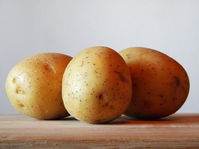 Doskonałym naturalnym środkiem na zmęczone oczy są surowe ziemniaki