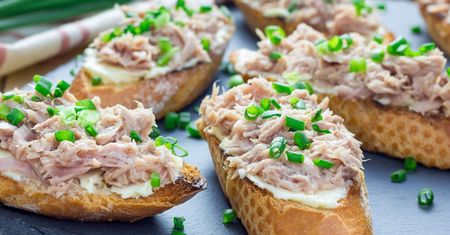 Przygotujesz w pięć minut. Pyszna pasta z tuńczyka na kanapki