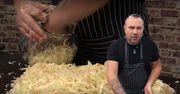 Tomasz Strzelczyk pokazał, jak zrobić domową kapustę kiszoną. Nie kupisz takiej w żadnym sklepie
