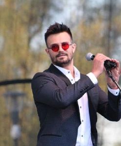 Mikołaj Krawczyk zrobił selfie w pociągu. W towarzystwie zapomnianej Elisabeth Dudy