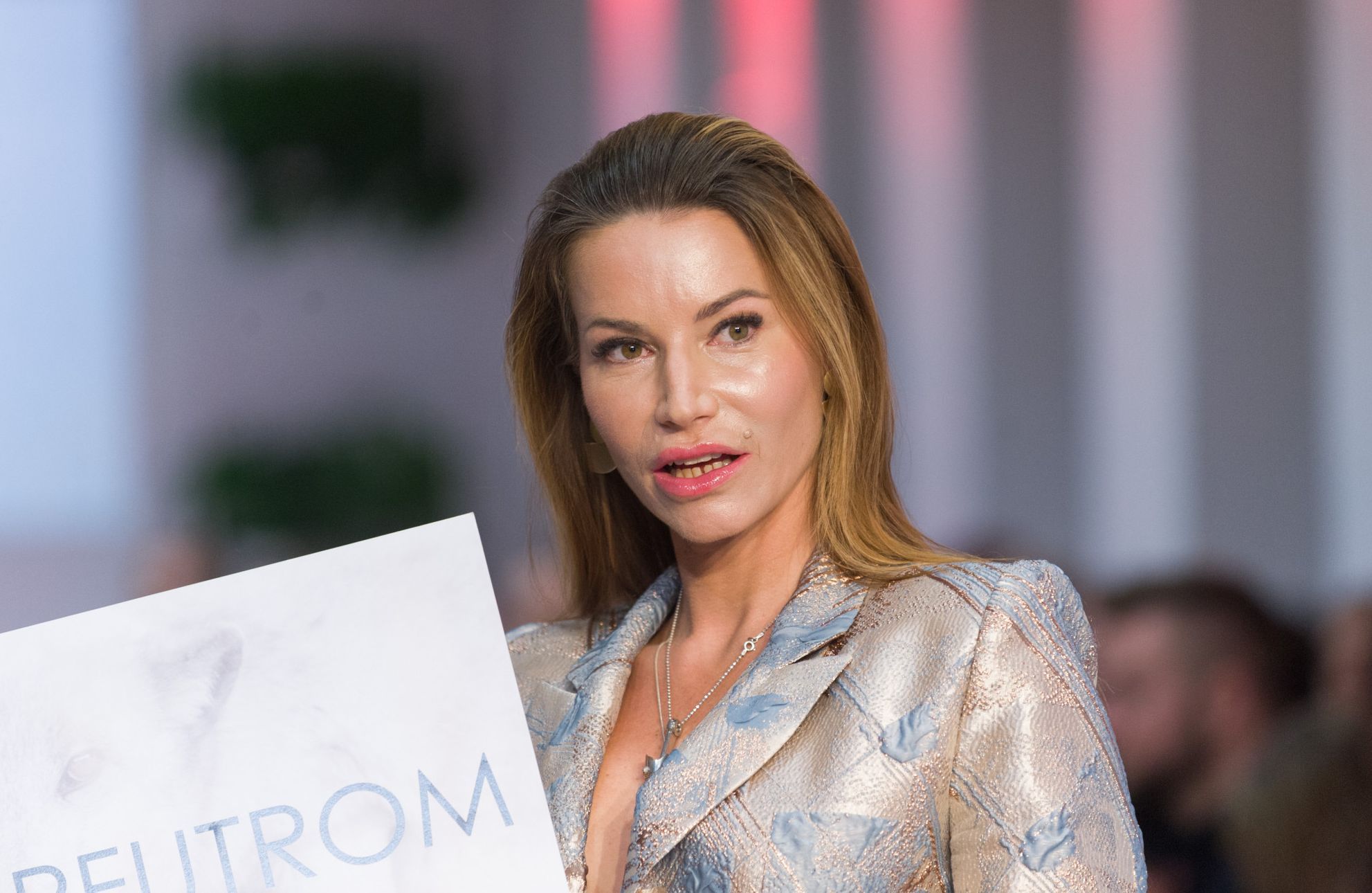 Karolina Pilarczyk podczas pokazu mody #stopfutrom.