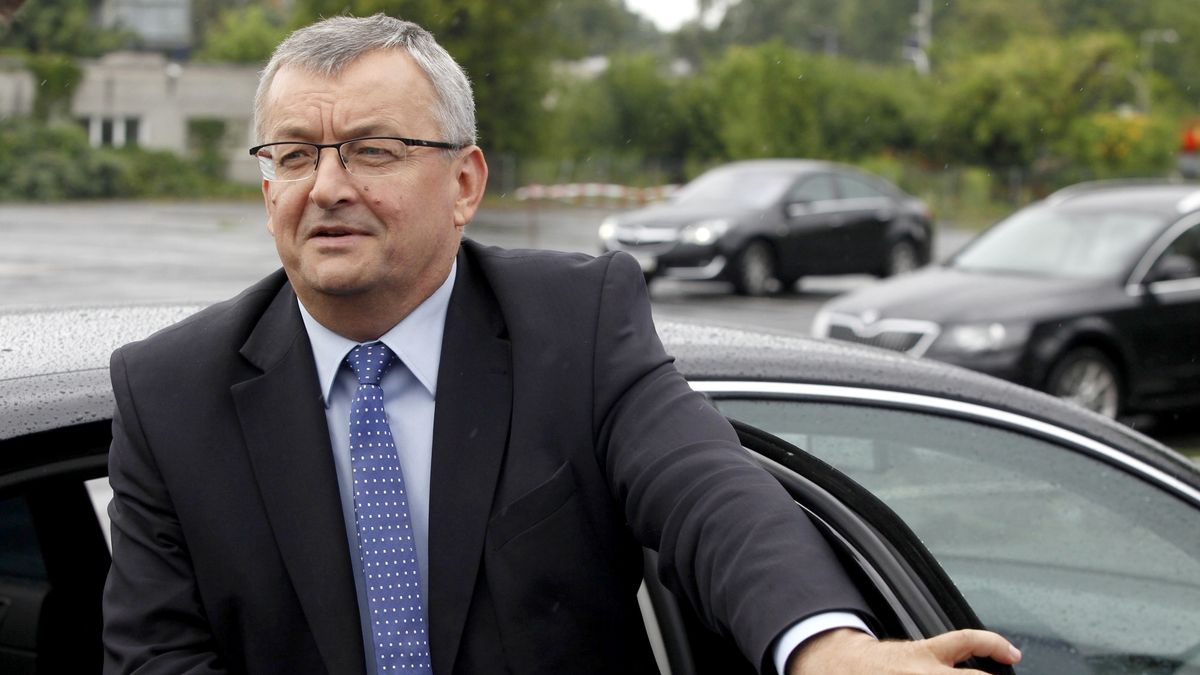 Andrzej Adamczyk chce uregulować działalność Ubera w Polsce