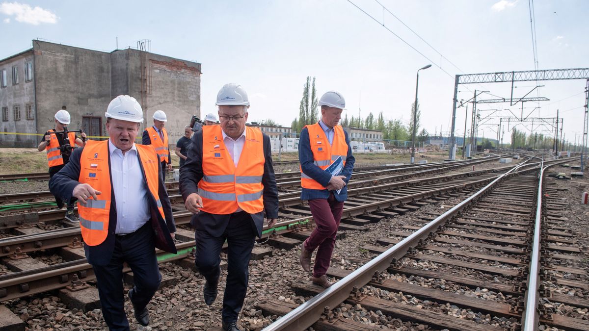 Przebudowywana Centralna Magistrala Kolejowa w Idzikowicach, 26.04.2019. Prezes PLK Ireneusz Merchel i minister infrastruktury Andrzej Adamczyk.