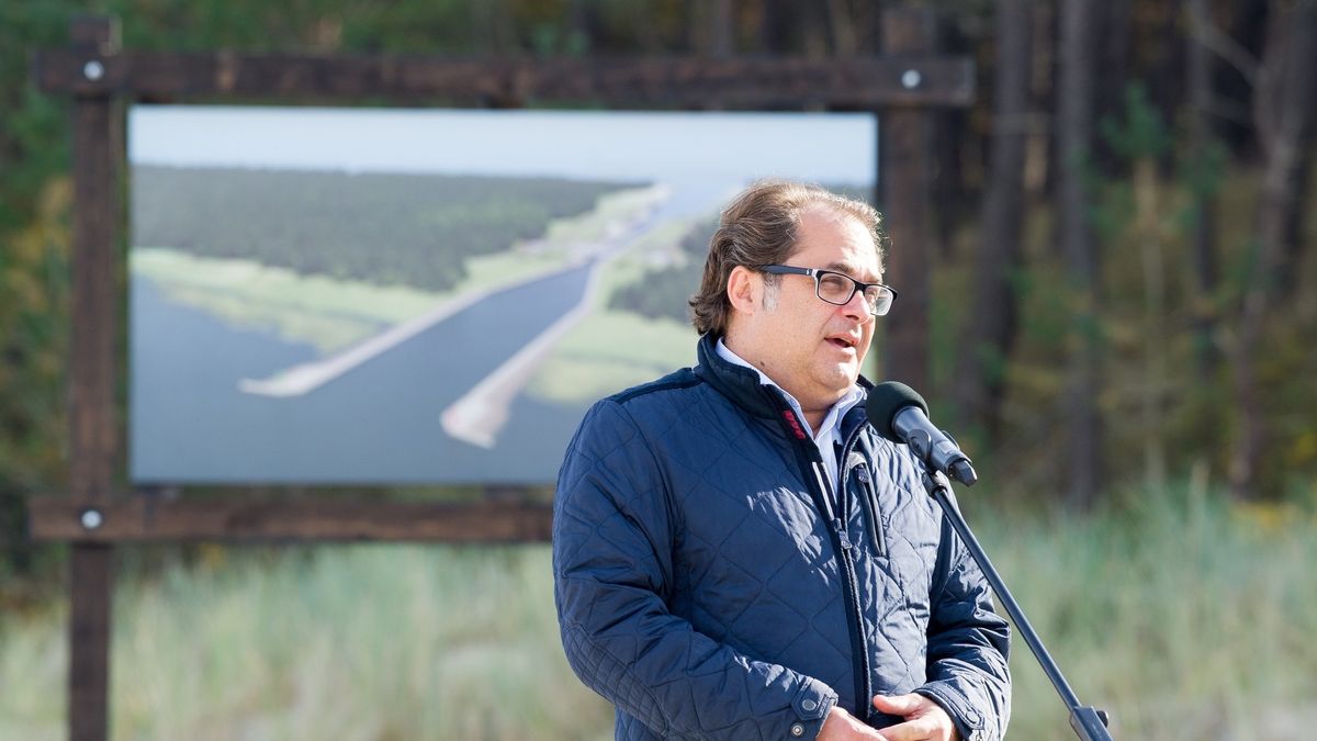 Minister gospodarki morskiej Marek Gróbarczyk