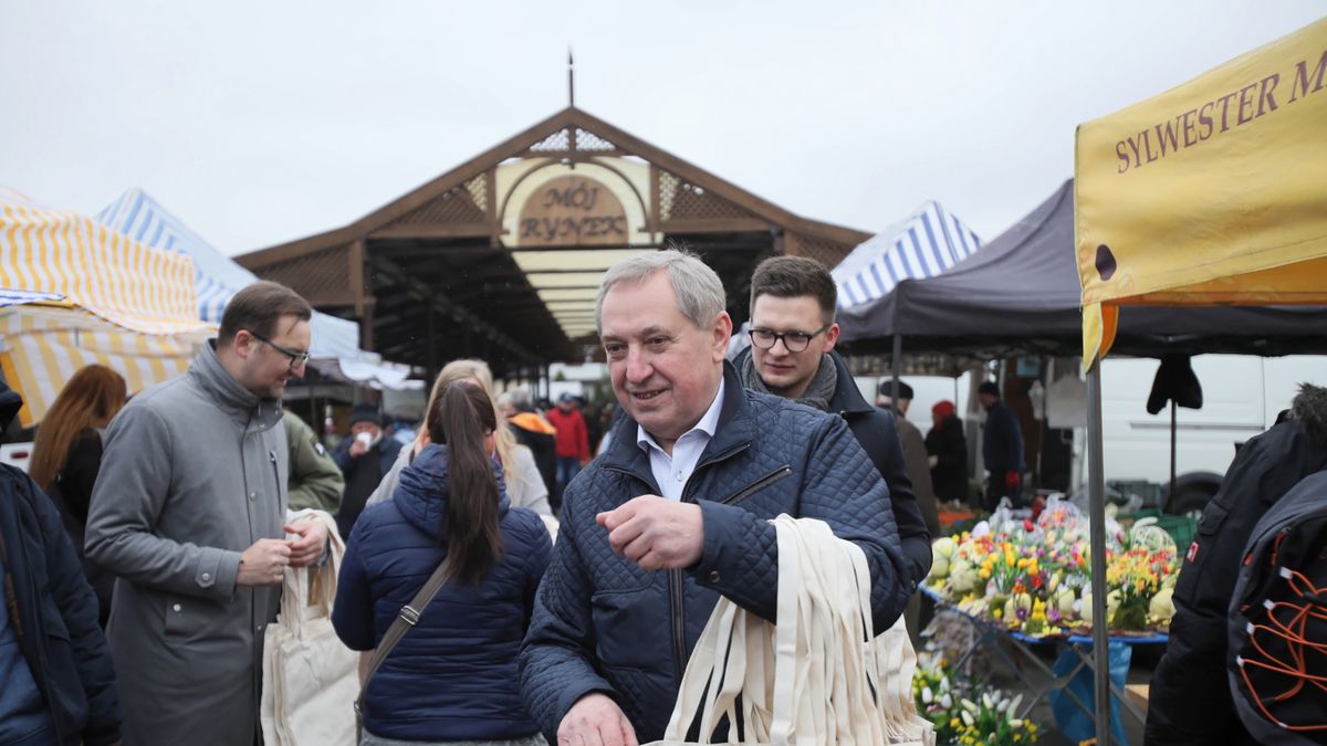 Henryk Kowalczyk rozdawał w Otwocku torby wielokrotnego użytku