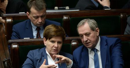 Szydło przyznaje nagrody współpracownikom. Nawet 2,5 tys. zł miesięcznie