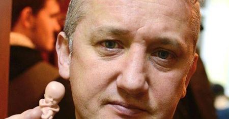 Kobieta myśli o aborcji, ksiądz prosi o pieniądze. "To ratowanie życia"