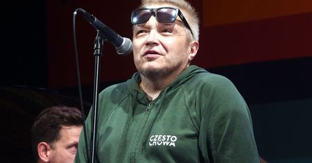 Muniek Staszczyk wraca po wylewie. Odpowiada na pytania dziennikarzy