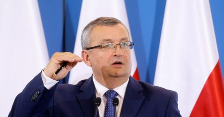 Adamczyk apeluje do budowlanki. Prosi o "rozsądną cenową ofertę" dla ofiar nawałnic i oferuje pomoc rządu