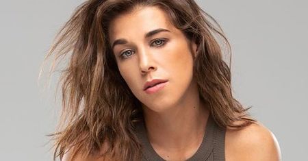 Nabita jak strzelba Joanna Jędrzejczyk pozuje w mega obcisłej mini. Czerwona sukienka podkreśliła jej boskie ciało