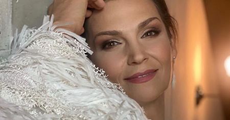 Olga Bończyk zachwyca wiotką talią w dziewczęcej różowej sukience. Naprawdę ma 55 lat?! Piękna