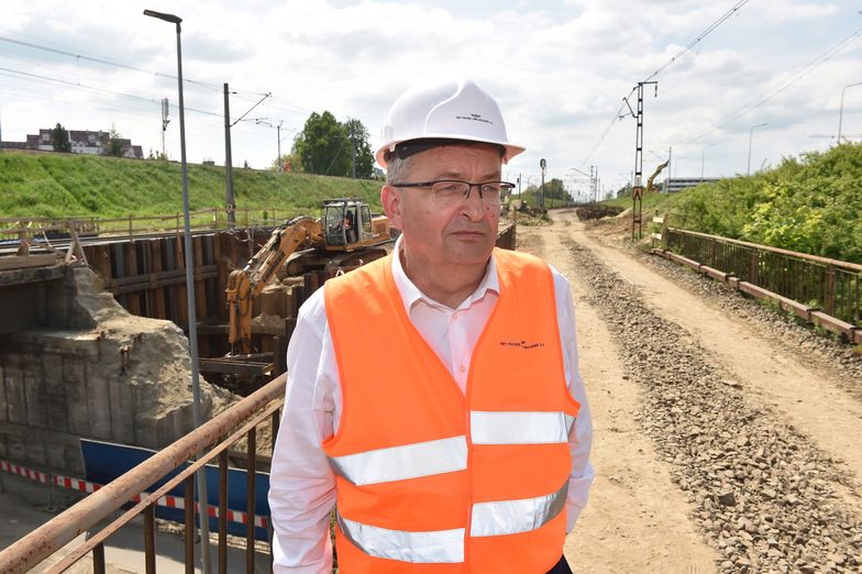 Minister Andrzej Adamczyk ze spokojem patrzy na postęp prac na kolei. 