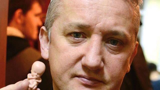 Ks. Kancelarczyk pozuje z figurką płodu