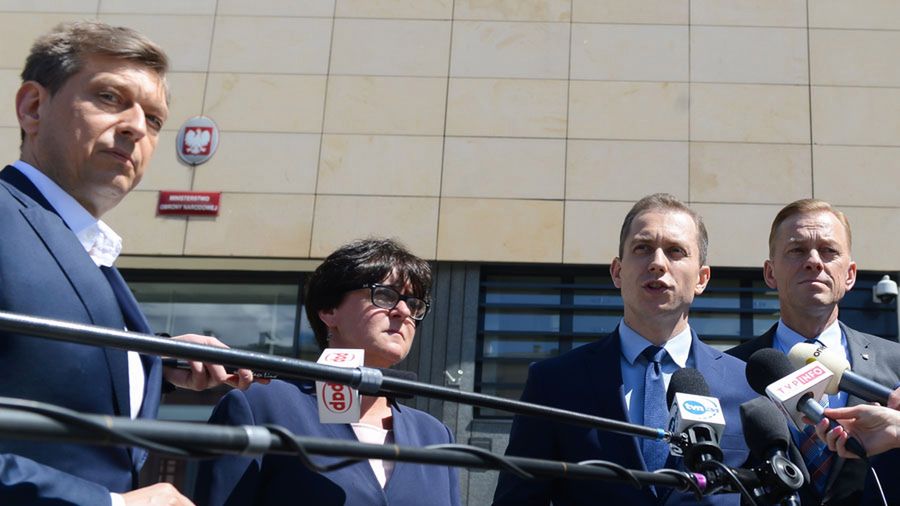Posłowie PO przed siedzibą MON