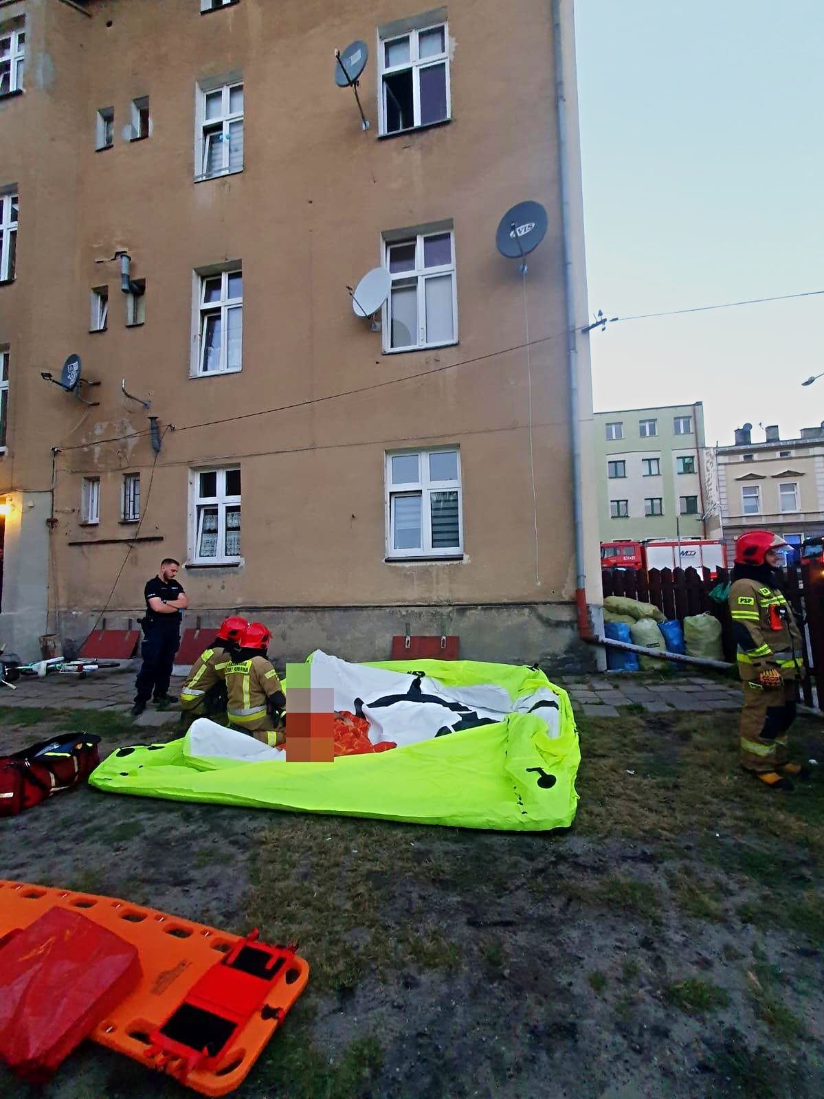 Wyskoczył z drugiego piętra. Trafił do szpitala