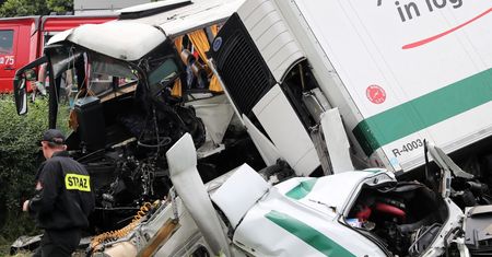 Tenczyn. Tragiczny wypadek na Zakopiance z udziałem autokaru z dziećmi. Dramatyczna akcja