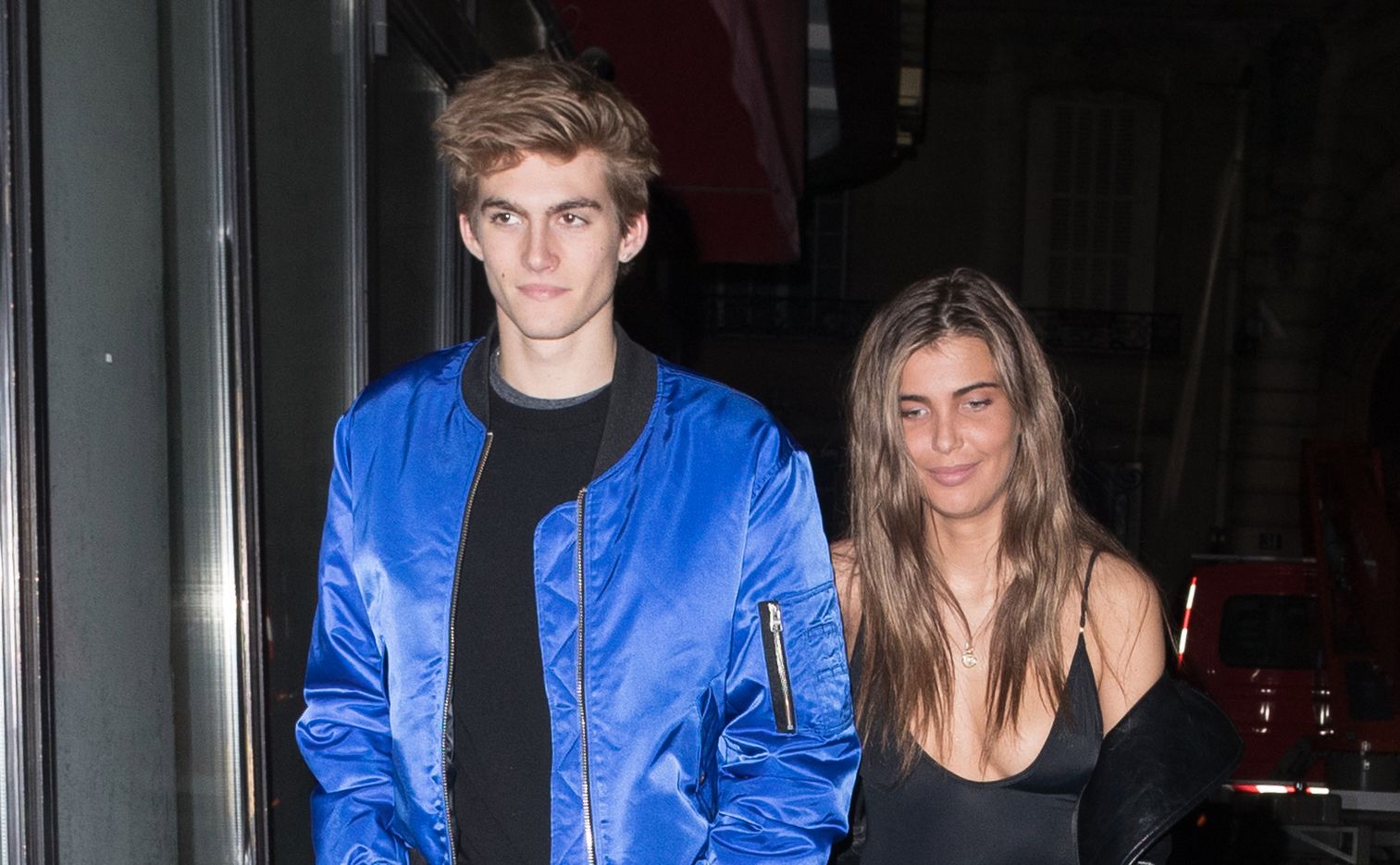 Presley Gerber z dziewczyną w Paryżu. Wracają z kolacji z Yves Saint Lauret