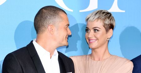 Katy Perry w stroju pilota zasłaniała brzuch. "Dzieci to jej priorytet"