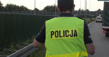Pijany wjechał w samochód i ogrodzenie. Wiózł 7-letnią córkę