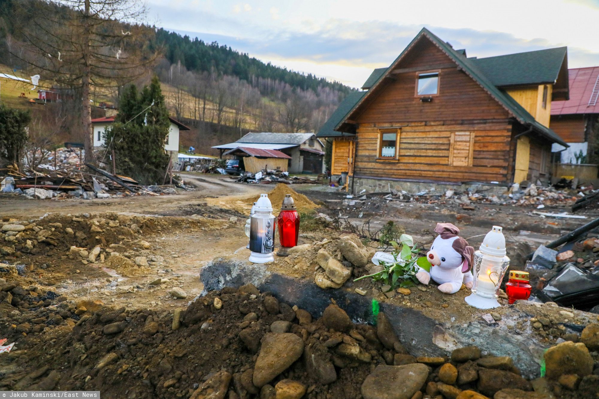 Szczyrk. W wyniku wybuchu gazu zawalił się trzykondygnacyjny budynek - zginęło 8 osób