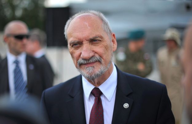 Macierewicz do polskich żołnierzy w Kuwejcie: budujecie mur chroniący Polskę