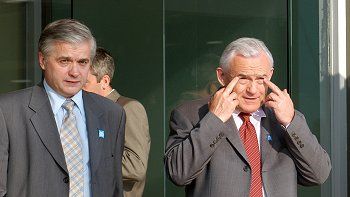 Premier Leszek Miller i minister spraw zagranicznych Włodzimierz Cimoszeiwcz w Porto Carras